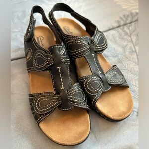 Like New Clarks Black Lexi Leather Sandals with Contrast Stitching Sz 10
